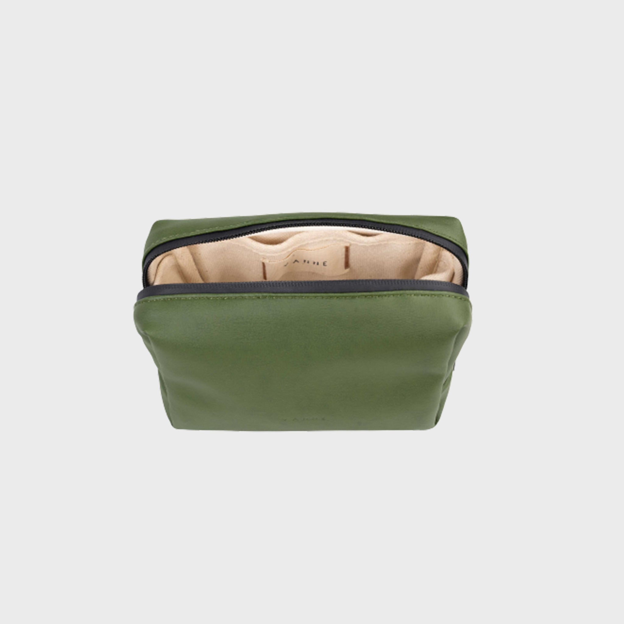 The Vanne Cosmetic Case - Vannesa Rossi
